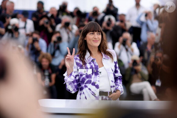 Juliette Armanet au photocall de "Rosalie" lors du 76ème Festival International du Film de Cannes, le 18 mai 2023. © Jacovides/Moreau/Bestimage