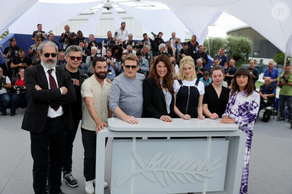 Gustave Kervern, Benjamin Biolay, Guillaume Gouix, Benoît Magimel, Stéphanie Di Giusto, Nadia Tereszkiewicz, Anna Biolay et Juliette Armanet au photocall de "Rosalie" lors du 76ème Festival International du Film de Cannes, le 18 mai 2023. © Jacovides/Moreau/Bestimage