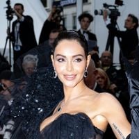 Nabilla à Cannes avec son mari Thomas : sa poitrine opulente mise en valeur dans une robe étincelante