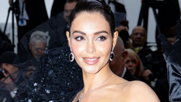 Nabilla à Cannes avec son mari Thomas : sa poitrine opulente mise en valeur dans une robe étincelante