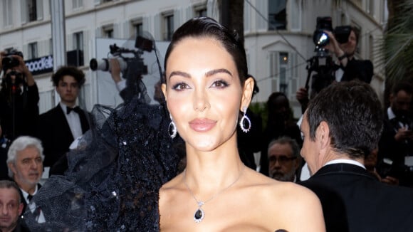 Nabilla à Cannes avec son mari Thomas : sa poitrine opulente mise en valeur dans une robe étincelante