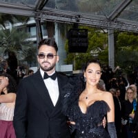 Nabilla à Cannes avec son mari Thomas : sa poitrine opulente mise en valeur dans une robe étincelante