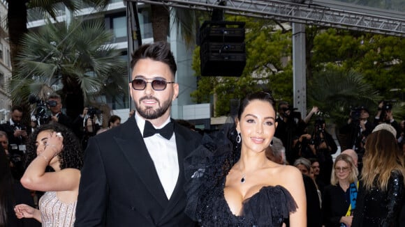 Nabilla à Cannes avec son mari Thomas : sa poitrine opulente mise en valeur dans une robe étincelante