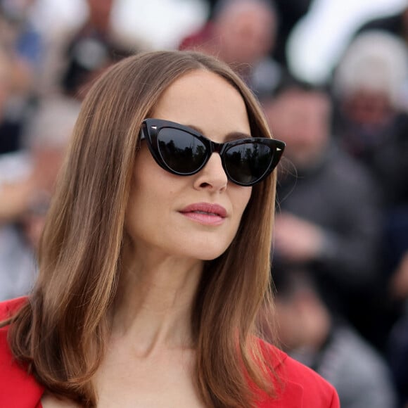 "Tout le film est à propos de cette performance, de tous ces rôles que l'on joue dans la vie, selon l'environnement, selon les gens autour, comme pour soi-même".
Natalie Portman au photocall de "May December" lors du 76ème Festival International du Film de Cannes, le 21 mai 2023. © Jacovides / Moreau / Bestimage