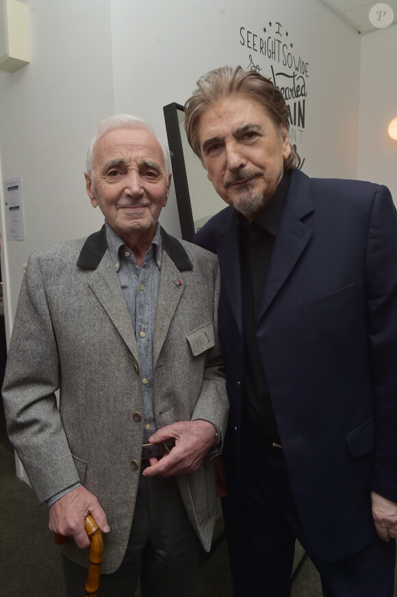 Exclusif - Charles Aznavour et Serge Lama - Serge Lama reçoit ses invités dans sa loge après son concert à la salle Pleyel à Paris - Jour 4 - 26/11/2017. © Giancarlo Gorassini/Bestimage 