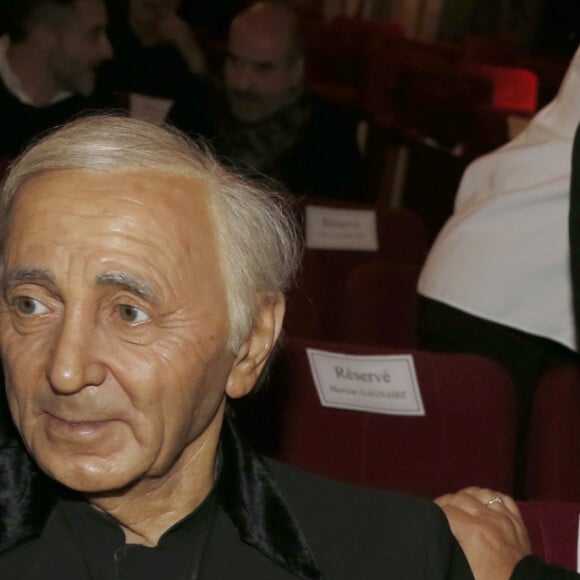 La statue de Charles Aznavour et Mimie Mathy lors de la réception organisée en l'honneur de l'entrée de Nikos Aliagas au musée Grévin. Paris, le 7 décembre 2016. © Christophe Aubert via Bestimage