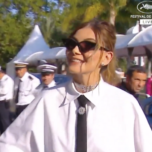 Dont son partenaire à l'écran Jean-Pierre Darroussin.
Clotilde Courau sur les marches du Palais des Festivals de Cannes, pour présenter Le Théorème de Marguerite, ce lundi 22 mai 2023