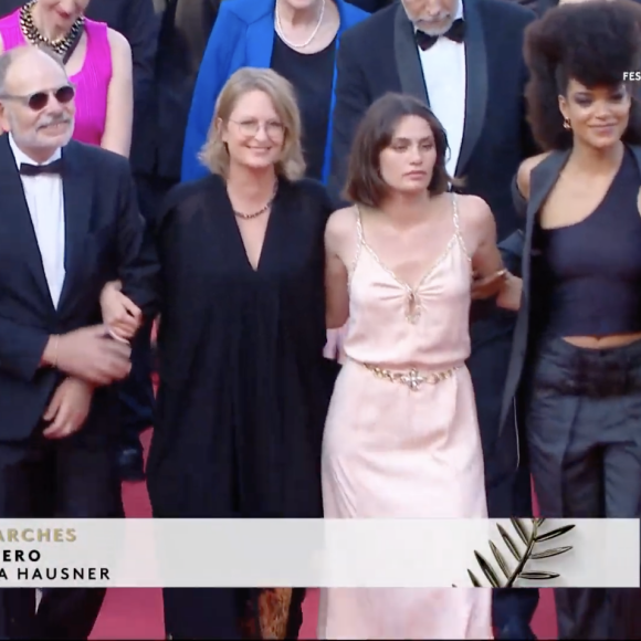 Clotilde Courau sur les marches du Palais des Festivals de Cannes, pour présenter Le Théorème de Marguerite, ce lundi 22 mai 2023