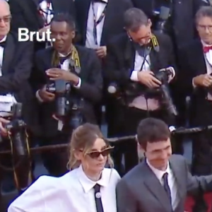 Clotilde Courau sur les marches du Palais des Festivals de Cannes, pour présenter Le Théorème de Marguerite, ce lundi 22 mai 2023