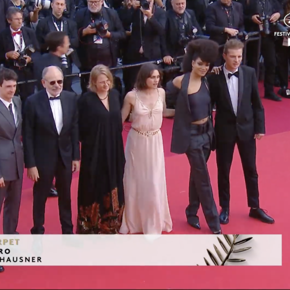 Clotilde Courau sur les marches du Palais des Festivals de Cannes, pour présenter Le Théorème de Marguerite, ce lundi 22 mai 2023