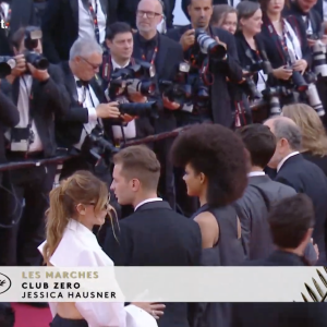 Clotilde Courau sur les marches du Palais des Festivals de Cannes, pour présenter Le Théorème de Marguerite, ce lundi 22 mai 2023