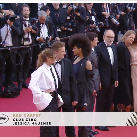 Clotilde Courau sur les marches du Palais des Festivals de Cannes, pour présenter Le Théorème de Marguerite, ce lundi 22 mai 2023