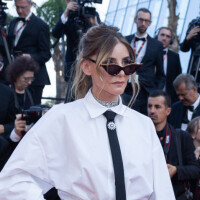 Cannes 2023 : Clotilde Courau et sa cravate, dos nu devant Jean-Pierre Darroussin et sa célèbre femme