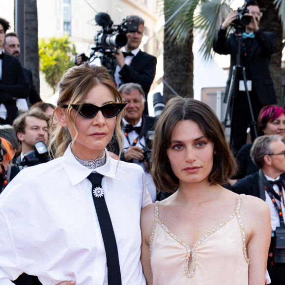 Clotilde Courau, Ella Rumpf - Montée des marches du film " Club Zéro " lors du 76ème Festival International du Film de Cannes, au Palais des Festivals à Cannes. Le 22 mai 2023 © Jacovides-Moreau / Bestimage