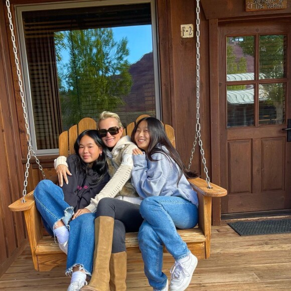Un extrait sur lequel elle semble être vêtue d'une veste en fourrure. Mais dans la légende de son post, la maman de Jade et Joy a mentionné le hashtag "fake fur", ce qui signifie "fausse fourrure".
Laeticia Hallyday et ses filles, Jade et Joy, sur Instagram en octobre 2021.
