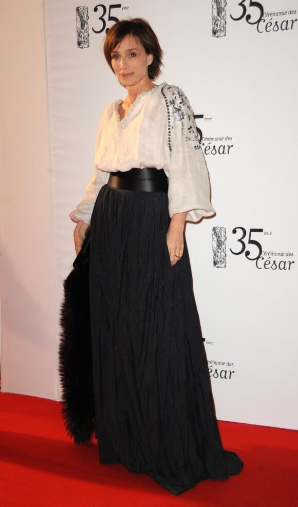 Kristin Scott Thomas affichait un look assez bohème, tout en restant chic avec sa longue jupe noire froissée, à la 35ème Cérémonie des César, le 27 février 2010