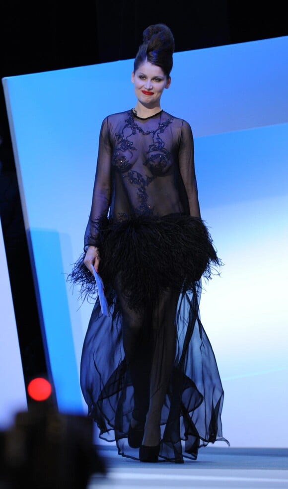 Laetitia Casta a ensorcelé l'assistance dans cette incroyable robe vintage haute-couture de Yves Saint Laurent, créée en 1968, toute en mousseline transparente et plus d'autruches, pour la 35ème Cérémonie des César, le 27 février 2010