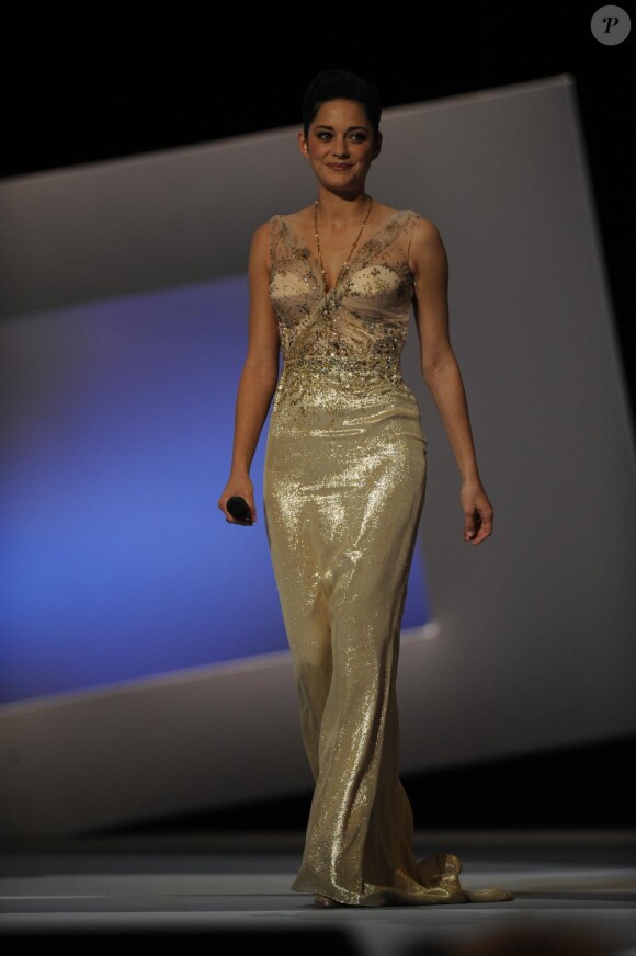 Marion Cotillard était une sublime présidente dans un fourreau brodé de georgette de lurex et soie or signé Dior à la 35ème Cérémonie des César, le 27 février 2010