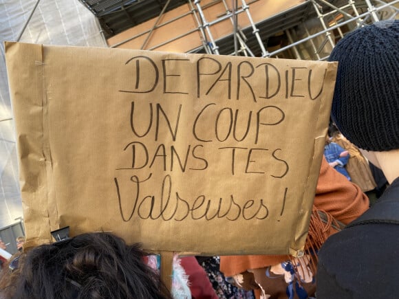 Manifestation contre Gérard Depardieu devant le Théâtre Sébastopol à Lille, où l'acteur doit se produire, le 19 avril 2023. Plus d'une douzaine de femmes ont accusé le comédien de violences sexuelles, et certaines de ces allégations datent de plusieurs décennies, selon le site d'information Médiapart. © Stéphane Vansteenkiste / Bestimage