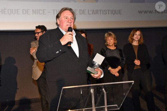 Gérard Depardieu, entourés par les membres du Jury, lors de la soirée de clôture de la 3eme édition du Festival Cinéroman à Nice, le 24 octobre 2021. © Bruno Bebert / Bestimage