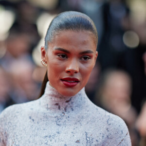 Ainsi qu'une paire de boucles d'oreilles d'une élégance folle.
Tina Kunakey - Montée des marches du film " Asteroid City " lors du 76ème Festival International du Film de Cannes, au Palais des Festivals à Cannes. Le 23 mai 2023 © Jacovides-Moreau / Bestimage 