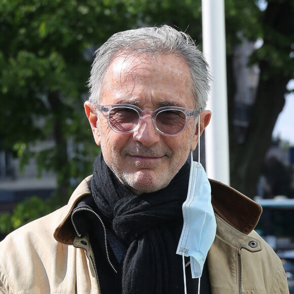 Exclusif - Thierry Lhermitte quitte les studios de Radio France à Paris le 3 mai 2021. © Panoramic / Bestimage 