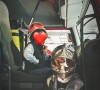 Montés dans un camion d'intervention, les fils de Laure Manaudou portent tous les deux des casques de pompiers
 