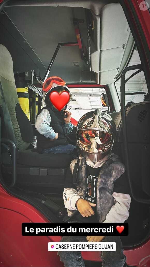 Montés dans un camion d'intervention, les fils de Laure Manaudou portent tous les deux des casques de pompiers
 