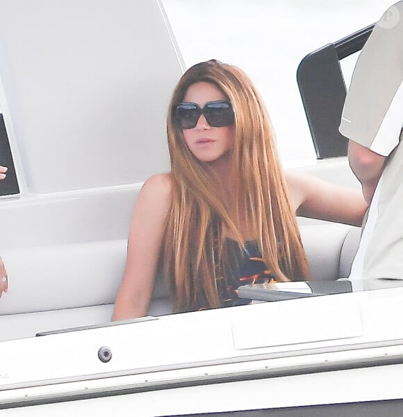 Shakira embarque à bord d'un bateau pour une virée en mer avec des amis à Miami, le 20 mai 2023.