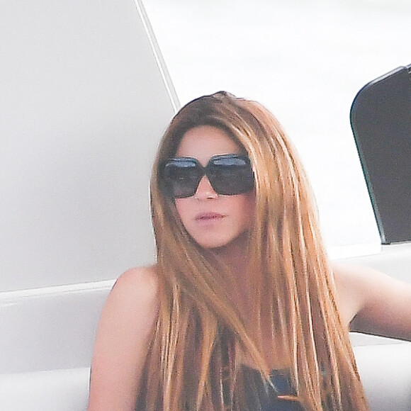 Shakira embarque à bord d'un bateau pour une virée en mer avec des amis à Miami, le 20 mai 2023.