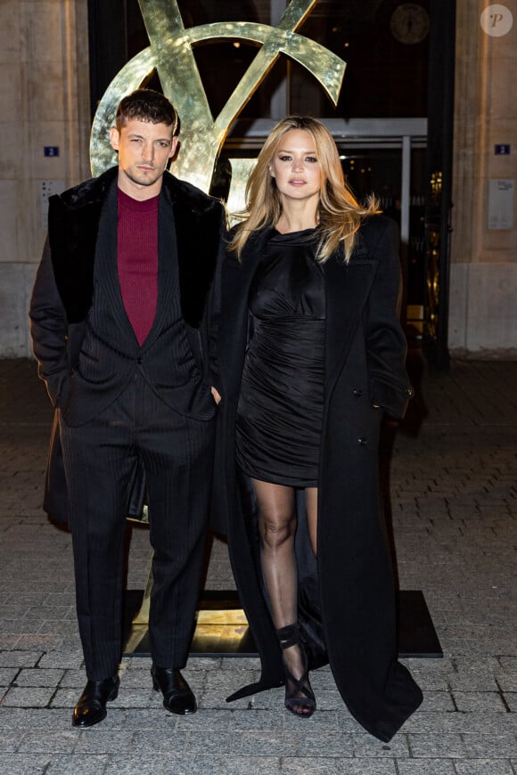 Niels Schneider et sa compagne Virginie Efira - Défilé Saint Laurent Homme Automne-Hiver 2023-2024 lors de la Fashion Week à Paris le 17 janvier 2022. © Olivier Borde/Bestimage e.