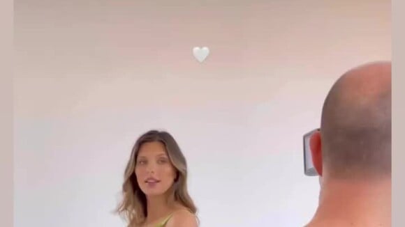 Sur Instagram, elle s'est d'ailleurs dévoilée en pleine séance photo de lingerie.
Camille Cerf enceinte, pose en lingerie.