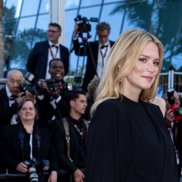 Toujours aussi époustouflante, elle a exhiber ses jambes de rêve et son baby bump dans une mini robe noire 
Virginie Efira (enceinte) - Montée des marches du film " L'été dernier " lors du 76ème Festival International du Film de Cannes, au Palais des Festivals à Cannes. Le 25 mai 2023 © Olivier Borde / Bestimage 