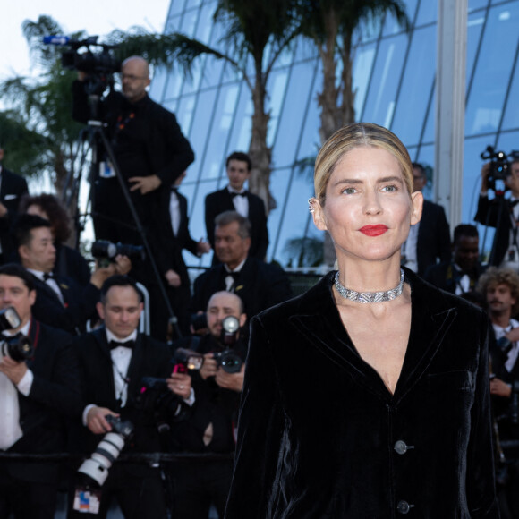 Alice Talioni a elle aussi misé sur un ensemble noir dans un tailleur pantalon ultra chic en velours 
Alice Taglioni - Montée des marches du film " L'été dernier " lors du 76ème Festival International du Film de Cannes, au Palais des Festivals à Cannes. Le 25 mai 2023 © Olivier Borde / Bestimage 