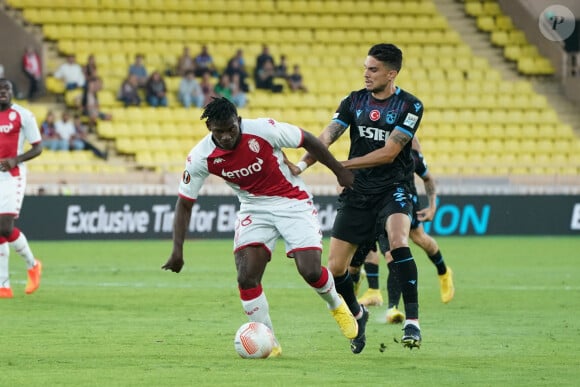 Breel Embolo (AS Monaco) - Marc Bartra (Trabzonspor) lors du match de Ligue Europa opposant l'aS Monaco au Trabzonspor Kulübü au stade Louis II à Monaco, le 6 octobre 2022. Monaco a gagné 3-1. © Norbert Scanella/Panoramic/Bestimage