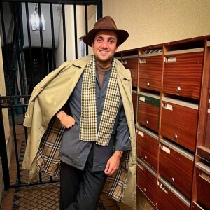 Passionné de vintage, il s'affiche quotidiennement dans des tenues dignes des années 1920.
Edouard, le frère de Vianney, sur Instagram.