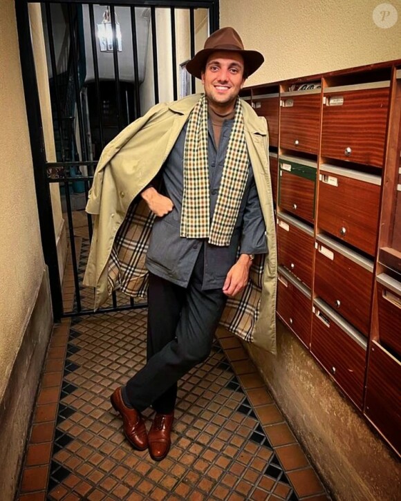Passionné de vintage, il s'affiche quotidiennement dans des tenues dignes des années 1920.
Edouard, le frère de Vianney, sur Instagram.