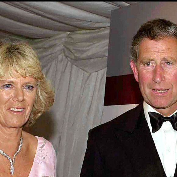 Après la mort de Diana, il a fallu officialiser.
Charles III et Camilla Parker Bowles