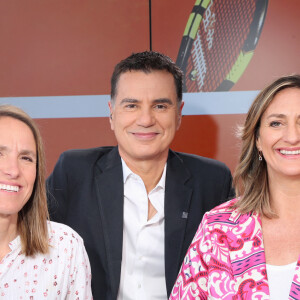 Exclusif - Le journaliste Laurent Luyat entouré de son équipe Justine Henin (G) et Mary Pierce (D) - Plateau de France Télévision lors des Internationaux de France de Tennis de Roland Garros 2023 - Jour 1 à Paris le 28 Mai 2023. © Bertrand Rindoff / Bestimage 