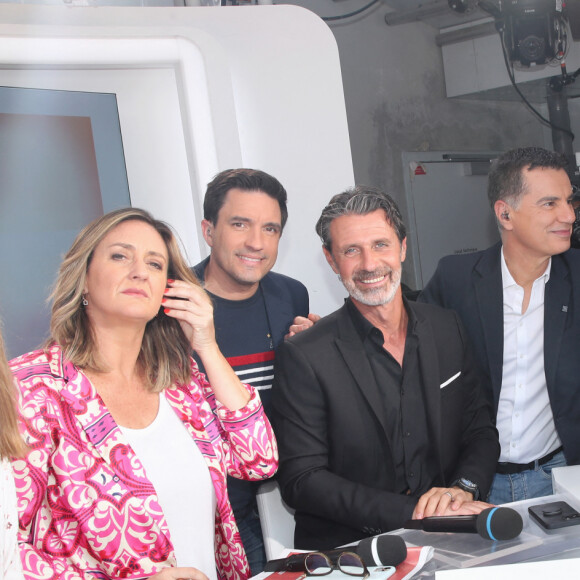 Exclusif - L'équipe de France Télévision : Justine Henin, Mary Pierce, Fabien Lévêque, Patrick Mouratoglou (entraîneur de la Roumaine S. Halep), Laurent Luyat et Benoît Durand - Plateau de France Télévision lors des Internationaux de France de Tennis de Roland Garros 2023 - Jour 1 à Paris le 28 Mai 2023. © Bertrand Rindoff / Bestimage 