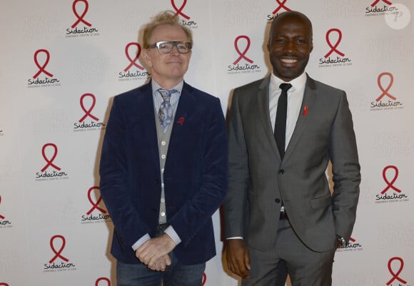 D'ailleurs, avant de se lancer dans la télé, le journaliste a réalisé de grandes choses dans le domaine.
Mac Lesggy et Anicet Mbida - Soirée de lancement de la campagne 2014 du Sidaction au Musée du Quai Branly à Paris, le 10 mars 2014.