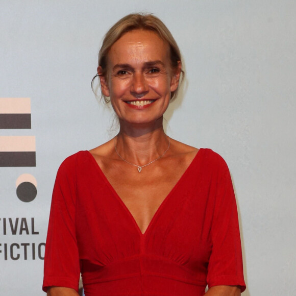Sandrine Bonnaire au photocall de "Les Combattantes" lors de la 24ème édition du Festival de la Fiction TV de la Rochelle, le 15 septembre 2022. 