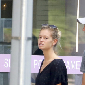 Exclusif - Lucas Pouille et sa compagne Clémence Bertrand se promènent à New York, le 19 août 2017.