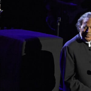 Allant même jusqu'à affirmer que le chanteur serait en fauteuil roulant !
Julio Iglesias en concert au Royal Albert Hall à Londres, le 28 octobre 2019. 