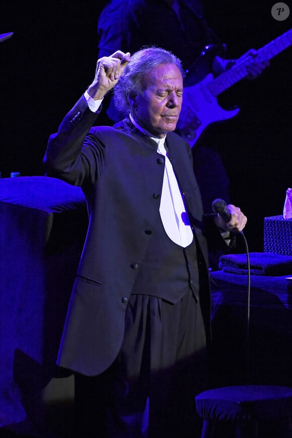 Des accusations mensongères que n'a pas laissé passer l'artiste. 
Julio Iglesias en concert au Royal Albert Hall à Londres, le 28 octobre 2019. 