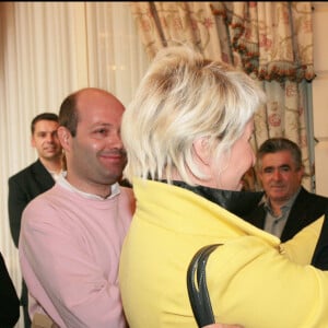 Danièle Gilbert et Julio Inglesias dans le salon dété du Ritz à Paris