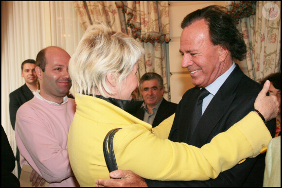 Danièle Gilbert et Julio Inglesias dans le salon dété du Ritz à Paris