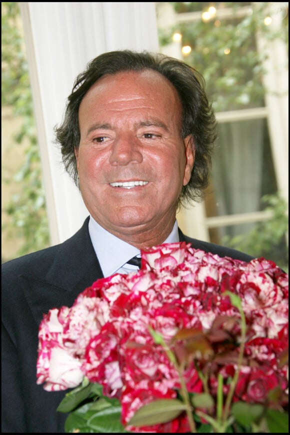 Julio Iglesias au baptême de la Rose à Paris