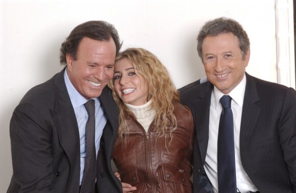 Archives - En France, à Paris, de gauche à droite, Julio Iglesias, Julie Zenatti et Michel Drucker dans les coulisses de l'émission © Michel Marizy via Bestimage