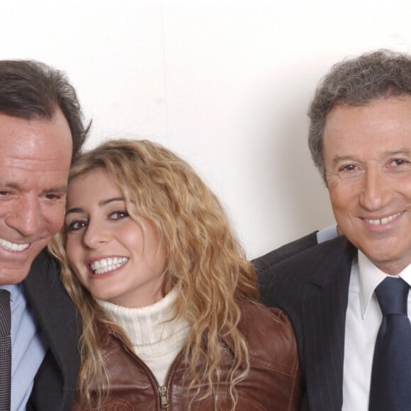 Archives - En France, à Paris, de gauche à droite, Julio Iglesias, Julie Zenatti et Michel Drucker dans les coulisses de l'émission © Michel Marizy via Bestimage